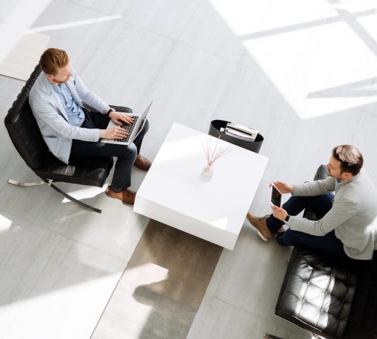 business-people-discussing-ideas-8MX23HE