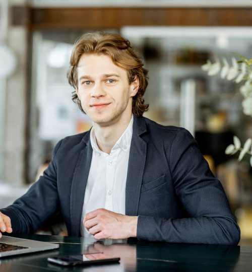 businessman-with-lapptop-indoors-5BBNKPL